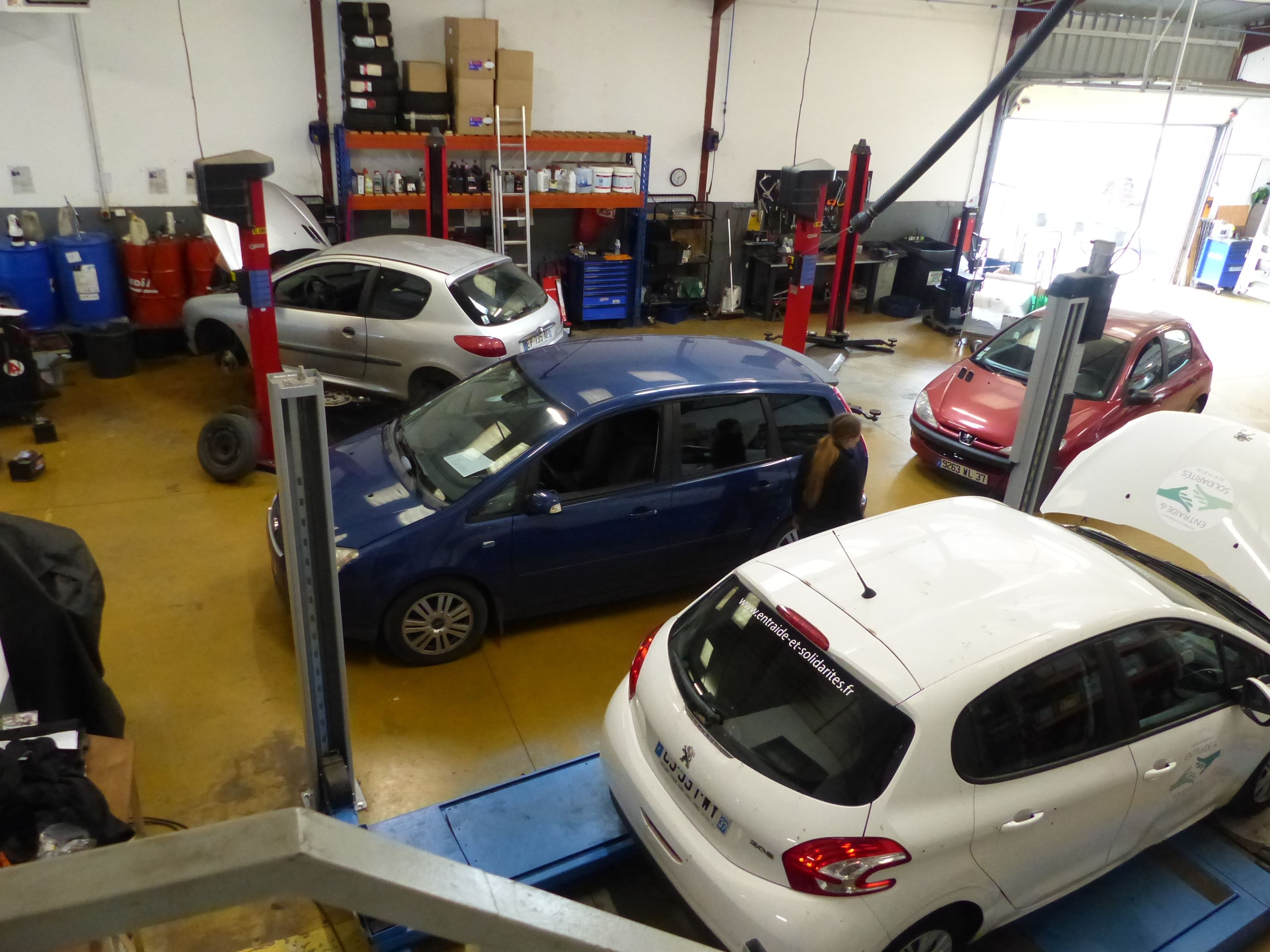 Vue intérieure d'un garage avec plusieurs voitures 